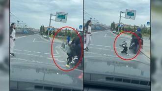 Sultangazi'de Kırmızı ışıkta geçen motosikletlinin çocuğa çarptığı anlar kameraya yansıdı