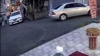 İstanbul- Beylikdüzü'nde baba ve oğluna otomobil çarptı; 6 yaşındaki çocuk hayatını kaybetti
