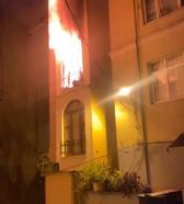 Kağıthane'de 4 katlı binanın 3'üncü katındaki daire alev alev yandı: 3 kişi dumandan etkilendi
