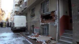 İstanbul- Esenler'de rögarda yaşanan patlamada dairenin duvarı yıkıldı