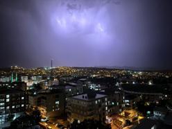Siirt’te şimşekler geceyi aydınlattı