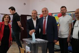 Kayseri'nin Pınarbaşı ilçesinde oy kullanma işlemi başladı (2)