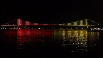 İstanbul- İstanbul'da köprüler sarı-kırmızı renklere büründü
