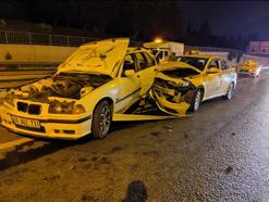 İstanbul - Zeytinburnu D-100 Karayolu'nda arıza yapan otomobile taksi çarptı: 1'i ağır 2 yaralı