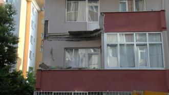 İstanbul- Kartal'da 5 katlı binanın balkonu çöktü