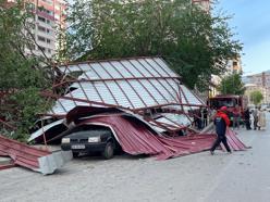 Muş'ta fırtına çatıları uçurdu, 3 araç zarar gördü