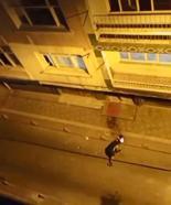 İstanbul- (Özel) Esenler'de kaldırımı tinerle yakıp, taş ve sopalarla daireye saldırdı