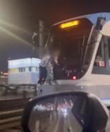 İstanbul - Haliç'te çocukların tramvaydaki tehlikeli yolculuğu