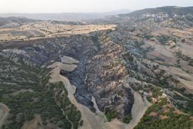Kula'da arazide çıkan yangın ormanı yaktı; 10 hektar alan küle döndü