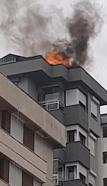 İstanbul- Kadıköy'de 13 katlı binanın çatısında yangın çıktı