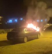 Diyarbakır'da park halindeki otomobil alev alev yandı; o anlar kamerada