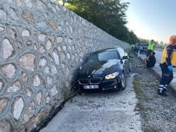 Otomobil istinat duvarına çarptı: 1 ölü, 4 yaralı