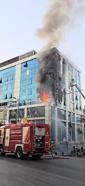 İstanbul-Ataşehir'de 8 katlı binanın dış cephesi alev alev yandı