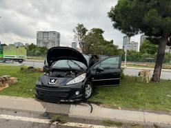İstanbul - Kartal'da ıslak yolda kayan otomobil kaza yaptı: 3 yaralı