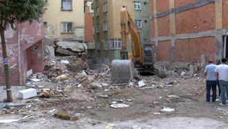 İstanbul- Bahçelievler'de apartman sakinlerinin hasar alan binanın önündeki bekleyişi devam ediyor