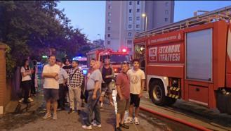 İstanbul - Ataşehir'de 14 katlı binada yangın; 1 kişi dumandan etkilendi