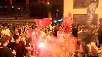 İstanbul - İstanbul'da A Milli Futbol Takımı'nın galibiyeti coşkuyla kutlandı