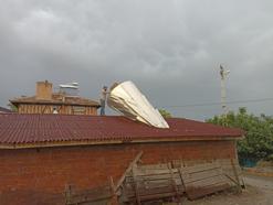 Tosya'da fırtına etkili oldu; lisenin çatısı uçtu, o anlar kamerada (2)