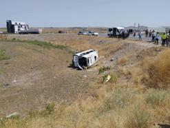 Diyarbakır'da yolcu minibüsü ile kamyonet çarpıştı: 6'sı çocuk 14 yaralı