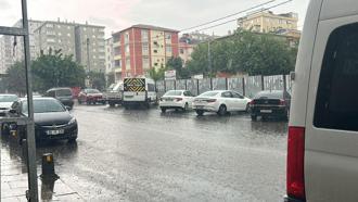 İstanbul- Kartal'da sağanak yağış etkili oldu; hazırlıksız yakalananlar zor anlar yaşadı
