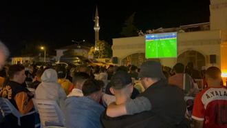Uçhisarlılar, Hollanda - Türkiye maçını kurulan dev ekranda izliyor