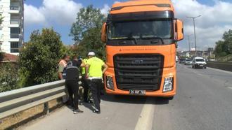 İstanbul- (Özel) Kartal'da hafriyat kamyonunun önüne atlayan kadın hayatını kaybetti
