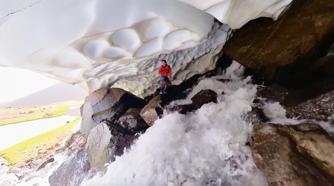 3 bin 546 metre rakımdaki buzul mağarasına girip, gölde yüzdüler