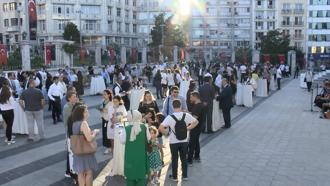 İstanbul-İstanbul Valisi Davut Gül, LGS'den 500 tam puan alan 77 öğrenciyle buluştu