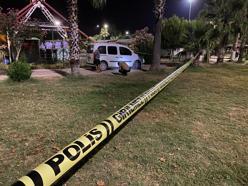 Adana'da parkta oturan gençlere silahlı saldırı: 1 ölü, 1 yaralı