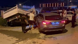 Bursa'da demir korkuluk ve park halindeki kamyonete çarpan otomobildeki 3 kişi yaralandı