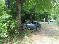 Bartın'da otomobil ağaca çarptı: 1 ölü, 3 yaralı