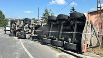 İstanbul- Pendik'te beton mikseri devrildi; yaralı şoför olay yerinden kaçtı