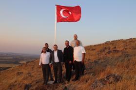 Kilis’te, sınırdaki tepeye Türk bayrağı
