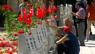 İstanbul - Edirnekapı'daki 15 Temmuz Şehitliği'nde ziyaretçi yoğunluğu