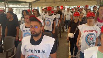 Iğdır'da SMS ile işten çıkarılan 204 belediye işçisi, oturma eyleminde 15 Temmuz şehitlerini andı