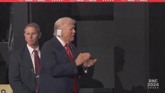 ABD Başkan adayı Trump, kulağında bandajla ulusal kongreye katıldı
