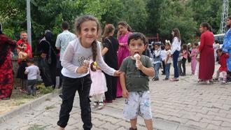 Köyleri gezip çocuklara dondurma dağıtıyorlar