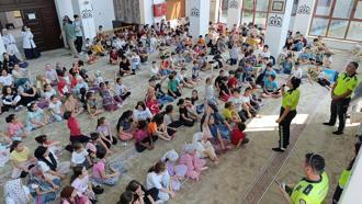 Kur’an kursu için camiye giden çocuklara trafik eğitimi ve dondurma ikramı