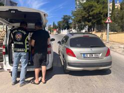 İstanbul- Kartal'da trafiği tehlikeye sokarak yolculuk yapan 2 kişiye para cezası
