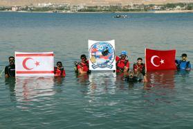 Kıbrıs Barış Harekatı’nın 50’nci yılında Van Gölü’ne daldılar