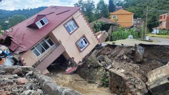 Giresun'da sağanak; 2 katlı ev yan yattı (2)