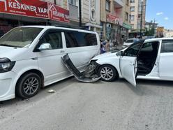 Otomobil, park halindeki minibüse çarptı: 5 yaralı
