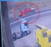 Kamyonla çarpışıp alev alan tankerin şoförü öldü; kaza kamerada
