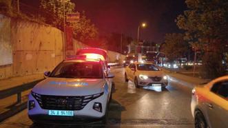 Pendik'te, bariyerlere çarpıp alt yola düşen otomobilin sürücüsü aracını bırakıp kaçtı