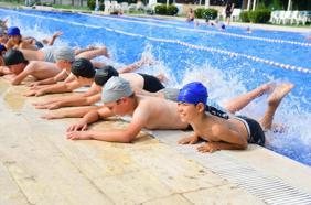 Yunusemre'de Yaz Spor Okulu'nda yüzme kursu başladı