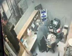İki kadının işyeri sahibini oyalayarak paraları çaldıkları anlar kamerada