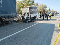 Mobilya yüklü kamyonet, park halindeki TIR'a çarptı: 3 ölü