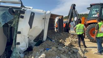 Pendik TEM otoyolu Ankara istikametinde hafriyat yüklü kamyon devrildi: 1 yaralı