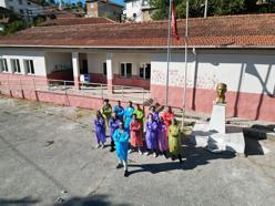 Bursa'da gençler, dağ ilçesindeki ilkokulun tadilatını yapıp boyadı