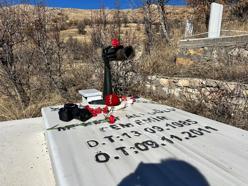 Depremde hayatını kaybeden DHA muhabiri Cem Emir, kabri başında anıldı